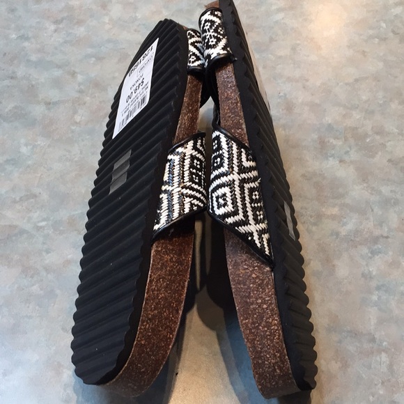 Material Girl black and white slides - Picture 3 of 6